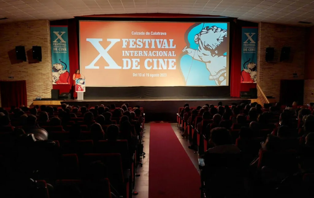 el X Festival Internacional De Cine De Calzada De Calatrava Presenta El Cartel Oficial De Su Décima Edición Y Proyecta El Nuevo Cortometraje De Pedro Almodóvar